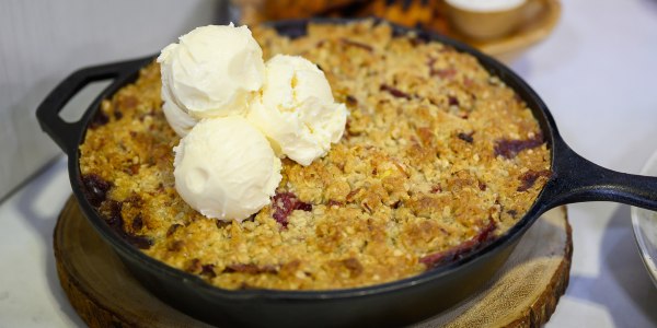 Cast-Iron Peach and Strawberry Crumble